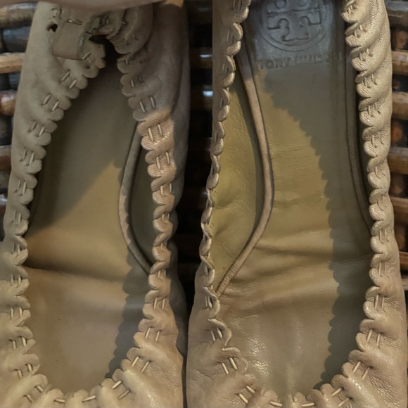 Tory Burch Beige Flats with Sparkling Gold Toe in size 6 - Picture 6 of 13
